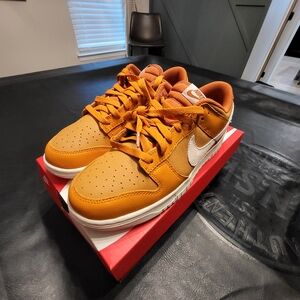 New: Dunk Low Retro SE "Monarch":Monarch/Flax/Dark Russet/Light Orewood Brown